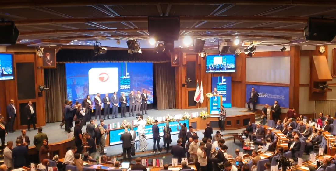 تجلیل ازمدیرعامل درهمایش ملی توانمندی‌هاوفرصت‌های سرمایه‌گذاری مناطق آزادوتجاری